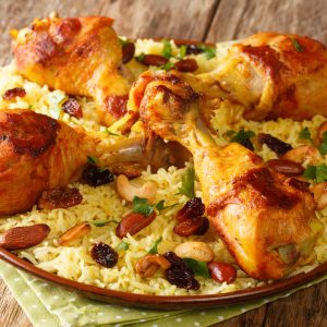 Plato de pollo con arroz especiado